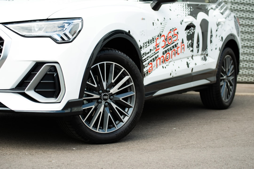 Abendaufnahme eines getunten Luxusfahrzeugs